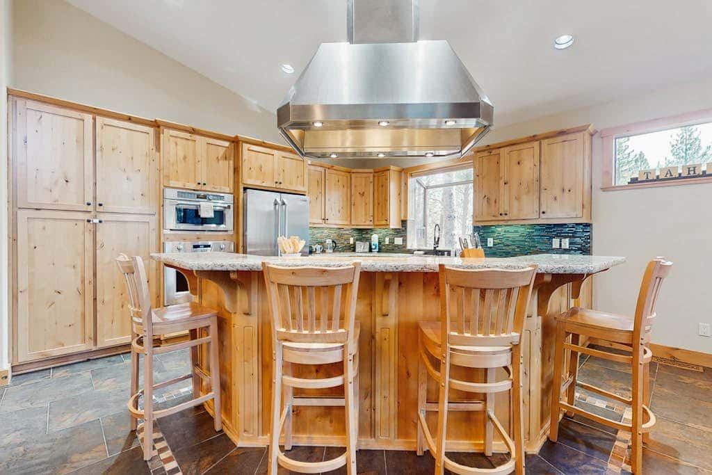Cozy Tahoe home near the best of South Lake with fireplace, WiFi, & skiing nearby
