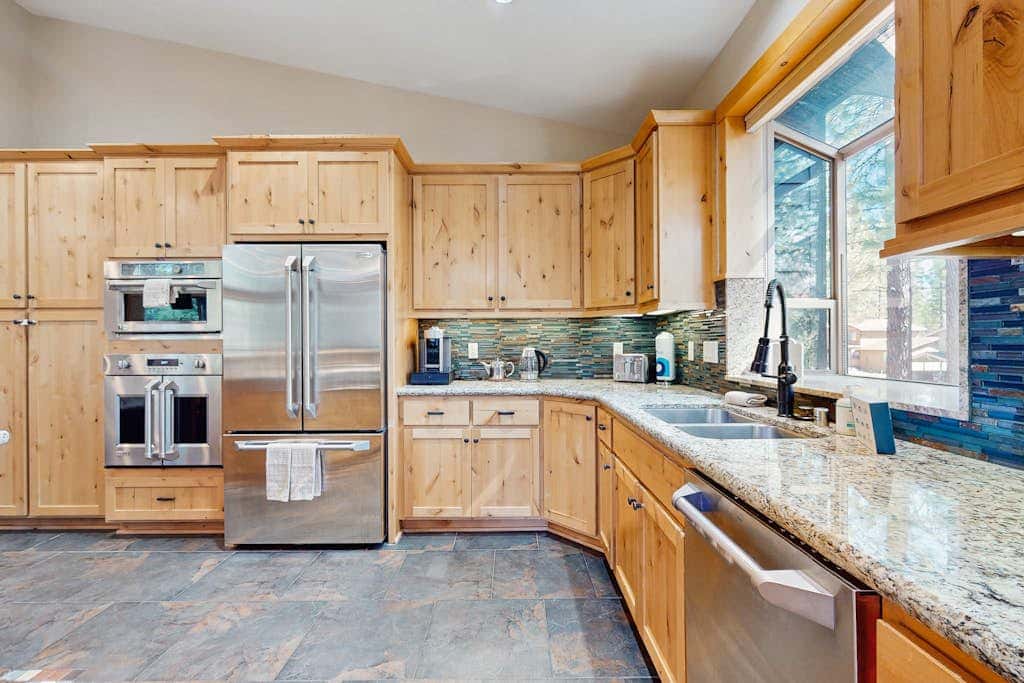 Cozy Tahoe home near the best of South Lake with fireplace, WiFi, & skiing nearby