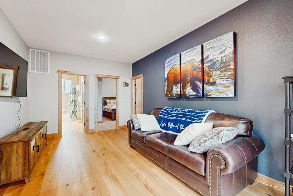 Cozy Tahoe home near the best of South Lake with fireplace, WiFi, & skiing nearby