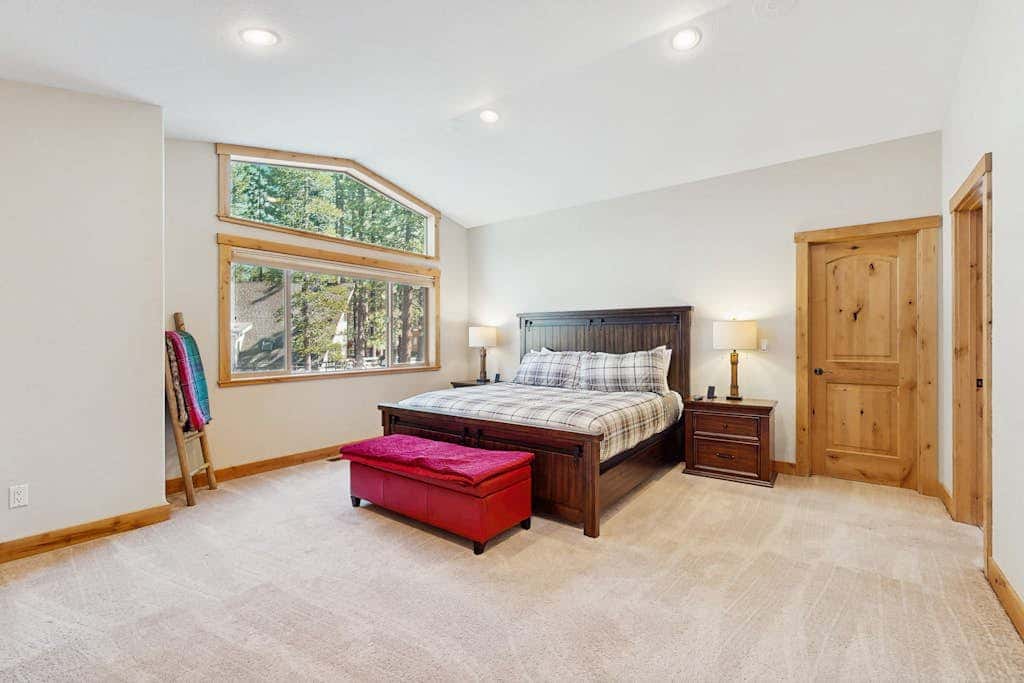 Cozy Tahoe home near the best of South Lake with fireplace, WiFi, & skiing nearby