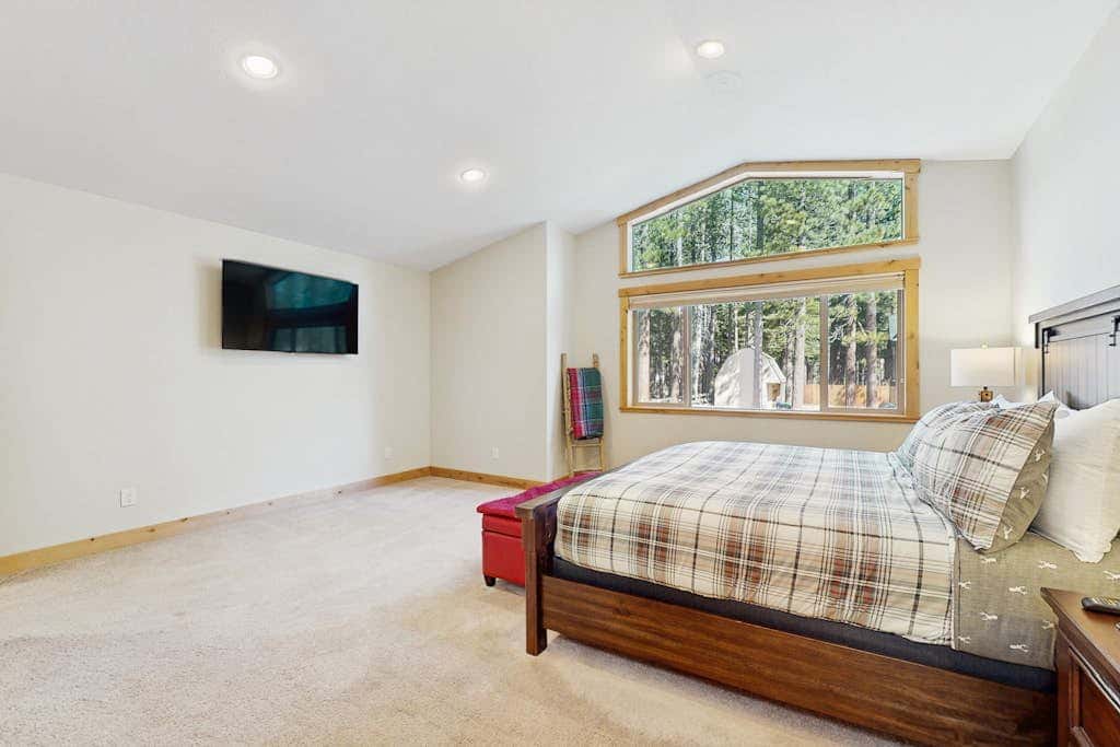 Cozy Tahoe home near the best of South Lake with fireplace, WiFi, & skiing nearby