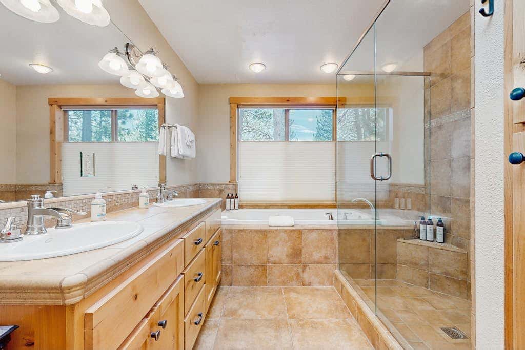 Cozy Tahoe home near the best of South Lake with fireplace, WiFi, & skiing nearby