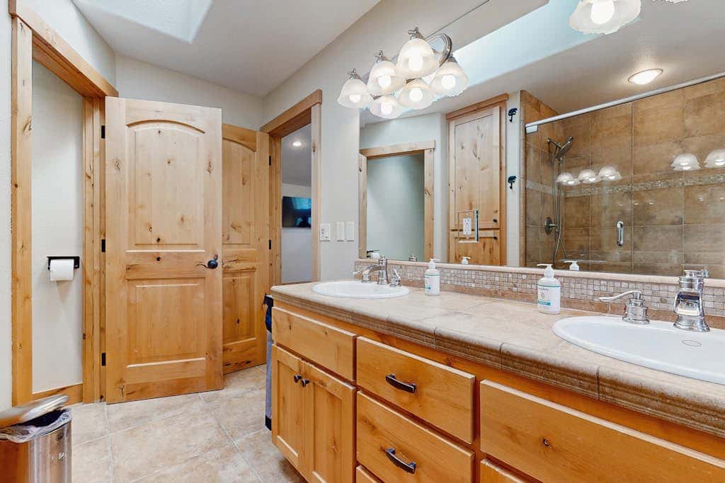 Cozy Tahoe home near the best of South Lake with fireplace, WiFi, & skiing nearby