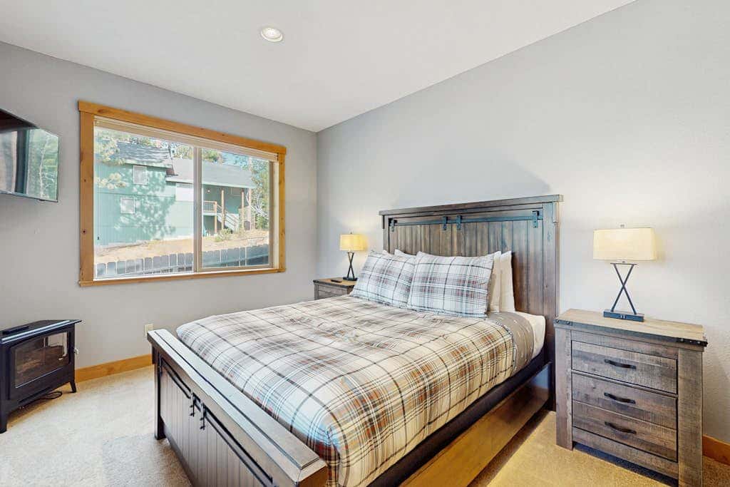 Cozy Tahoe home near the best of South Lake with fireplace, WiFi, & skiing nearby