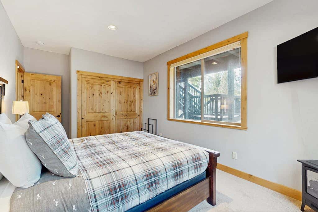 Cozy Tahoe home near the best of South Lake with fireplace, WiFi, & skiing nearby