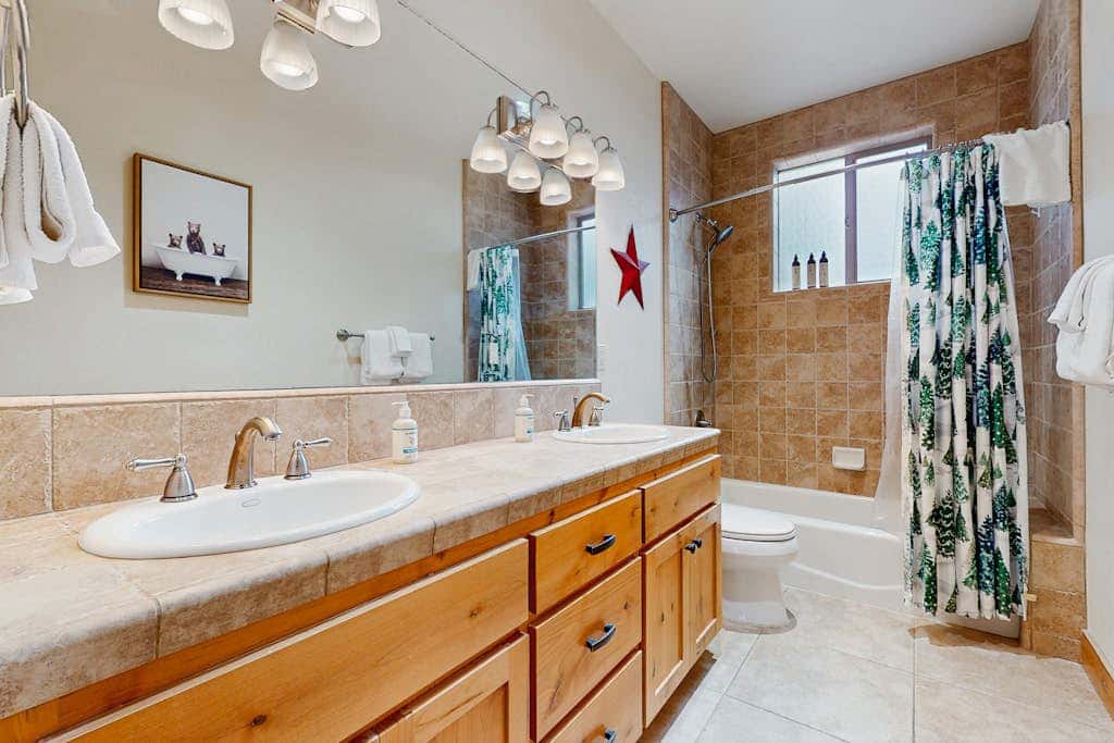 Cozy Tahoe home near the best of South Lake with fireplace, WiFi, & skiing nearby