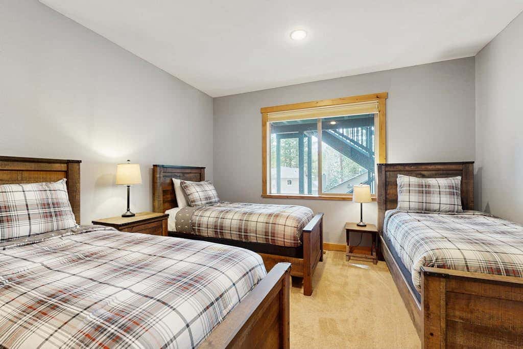 Cozy Tahoe home near the best of South Lake with fireplace, WiFi, & skiing nearby