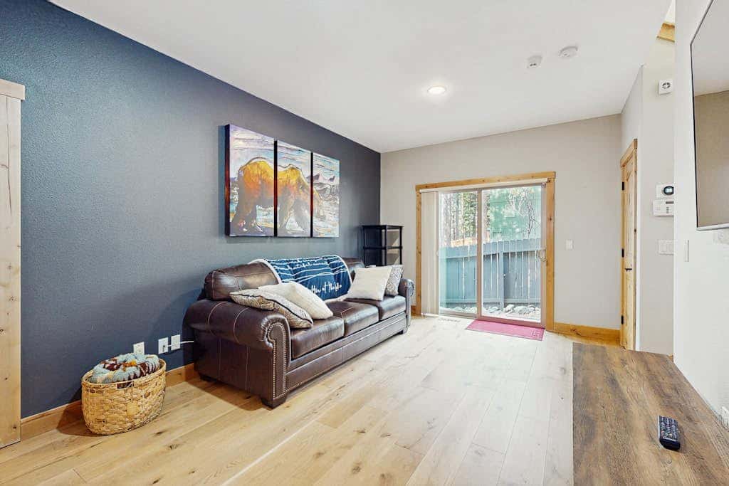 Cozy Tahoe home near the best of South Lake with fireplace, WiFi, & skiing nearby