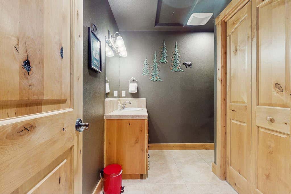 Cozy Tahoe home near the best of South Lake with fireplace, WiFi, & skiing nearby