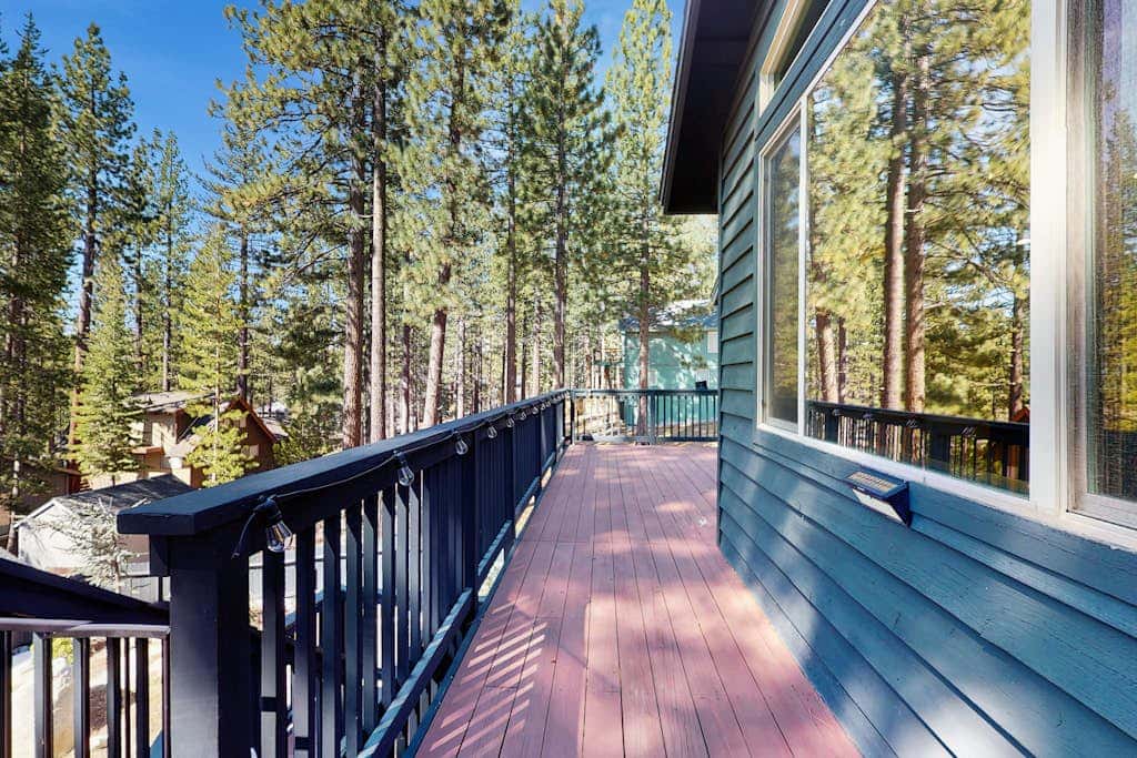 Cozy Tahoe home near the best of South Lake with fireplace, WiFi, & skiing nearby