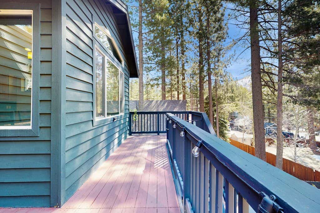 Cozy Tahoe home near the best of South Lake with fireplace, WiFi, & skiing nearby