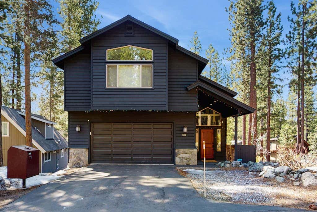Cozy Tahoe home near the best of South Lake with fireplace, WiFi, & skiing nearby