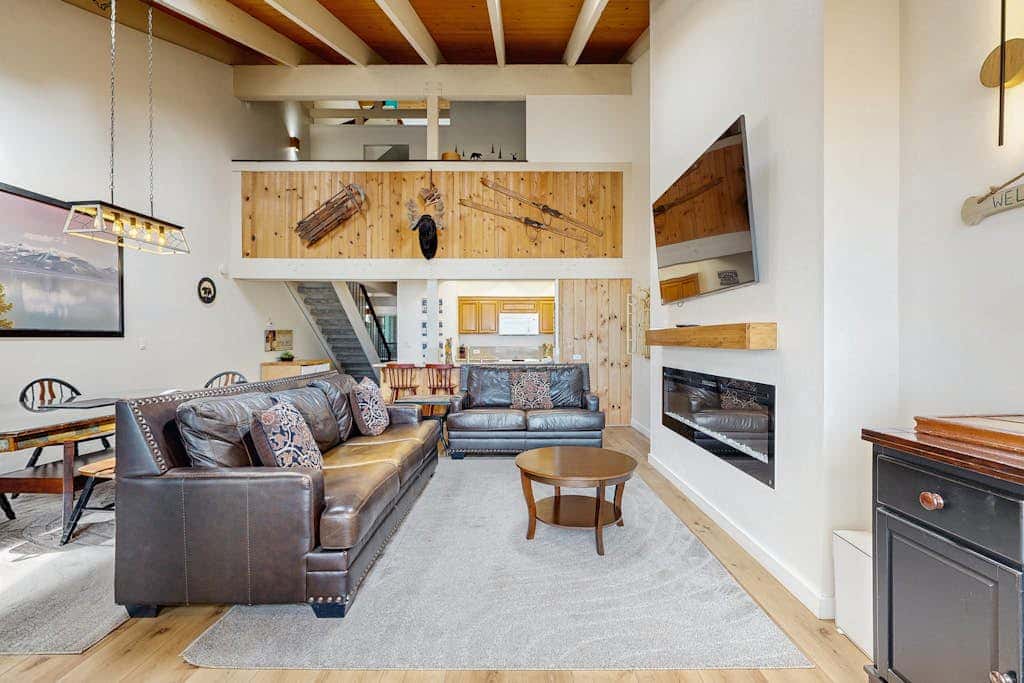 Blissful townhome with gorgeous views of the lake and relaxing amenities