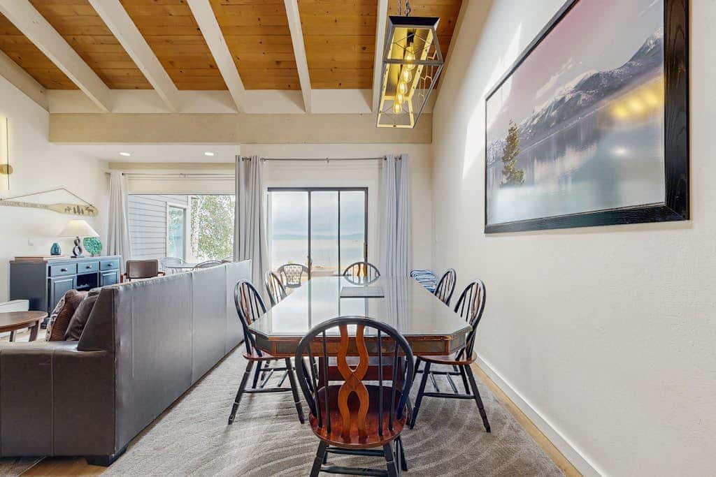 Blissful townhome with gorgeous views of the lake and relaxing amenities