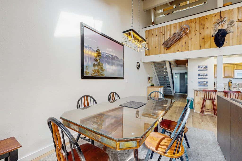 Blissful townhome with gorgeous views of the lake and relaxing amenities