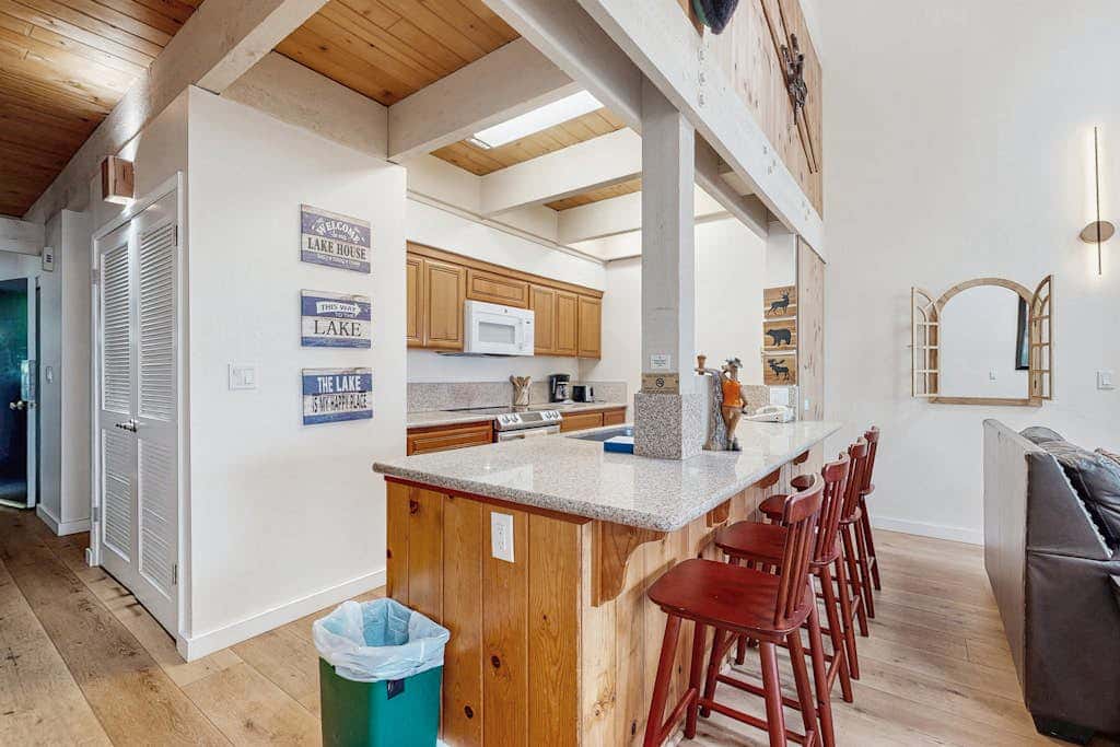 Blissful townhome with gorgeous views of the lake and relaxing amenities