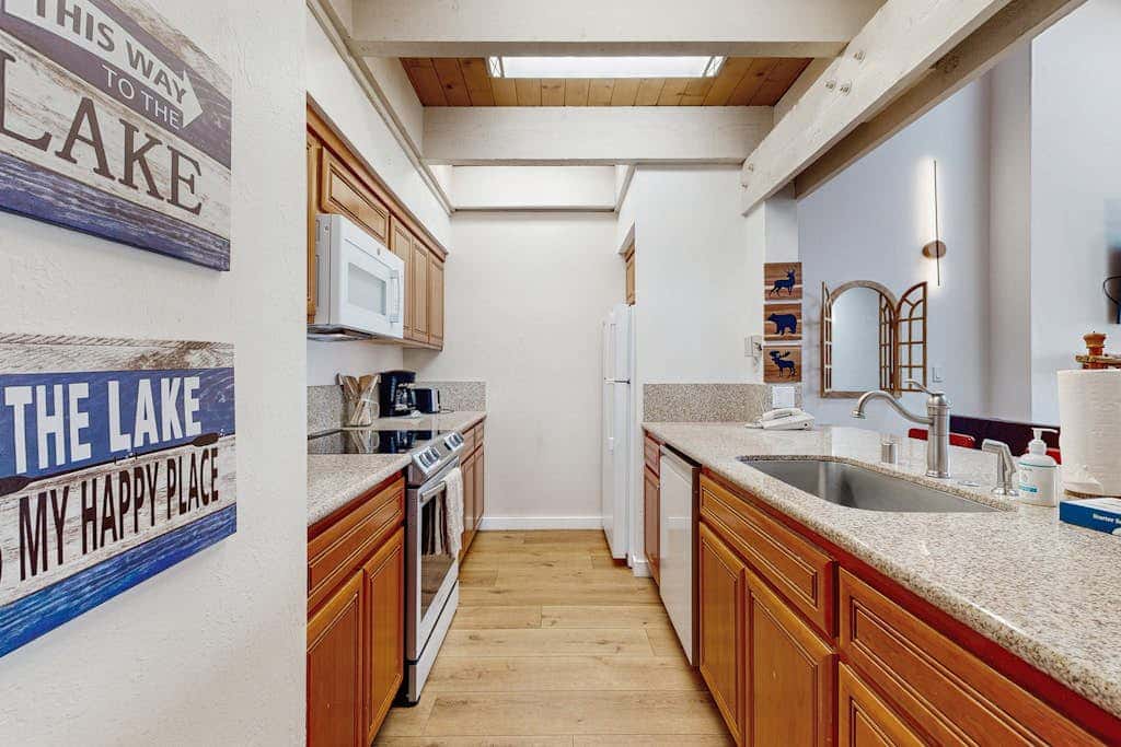 Blissful townhome with gorgeous views of the lake and relaxing amenities