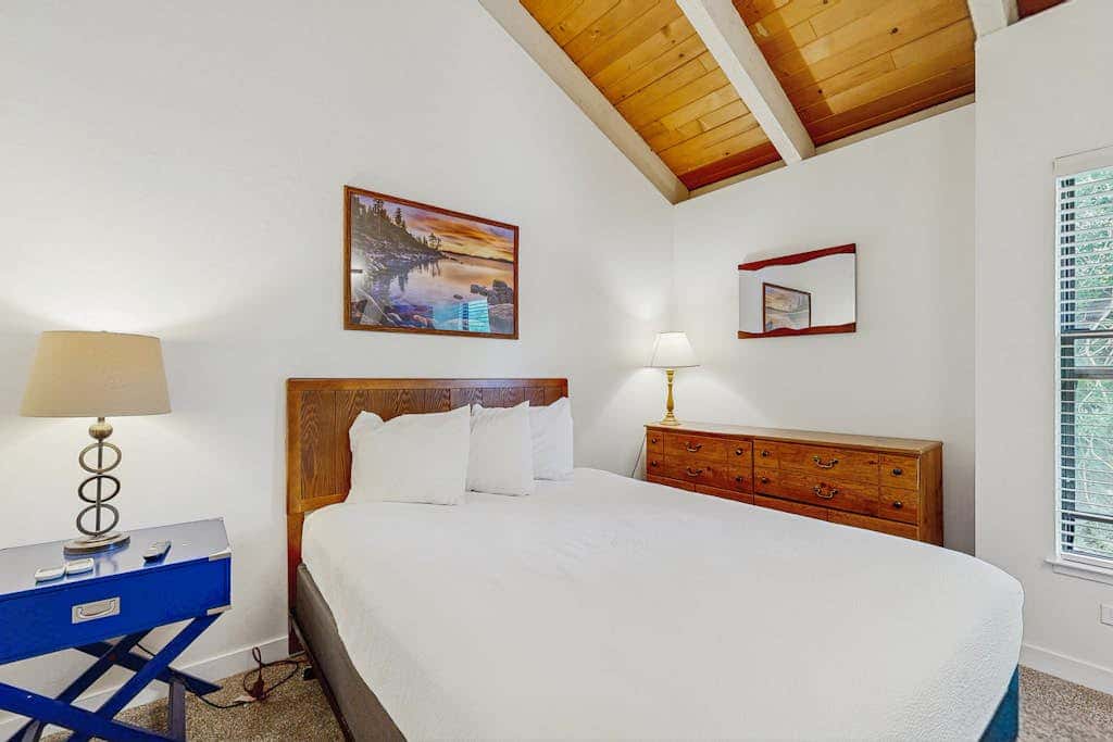 Blissful townhome with gorgeous views of the lake and relaxing amenities