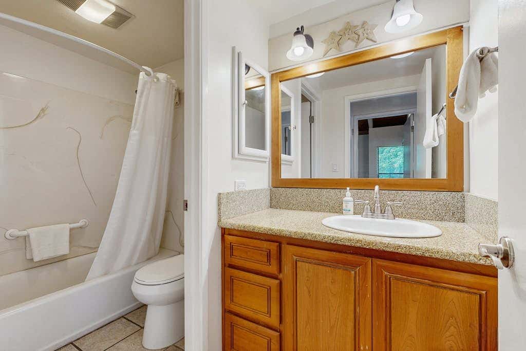 Blissful townhome with gorgeous views of the lake and relaxing amenities