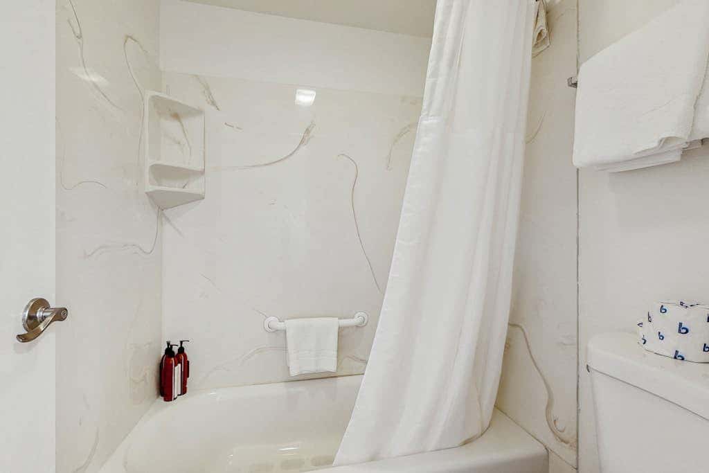 Blissful townhome with gorgeous views of the lake and relaxing amenities