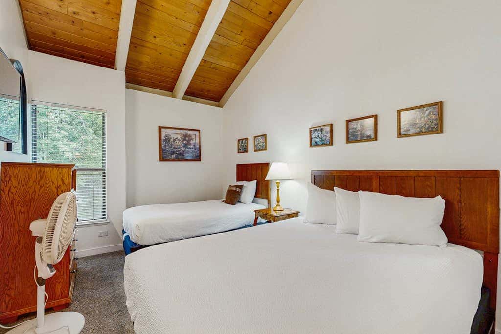 Blissful townhome with gorgeous views of the lake and relaxing amenities