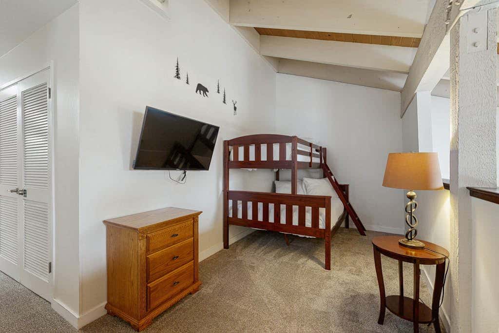 Blissful townhome with gorgeous views of the lake and relaxing amenities