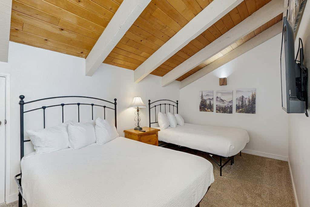 Blissful townhome with gorgeous views of the lake and relaxing amenities