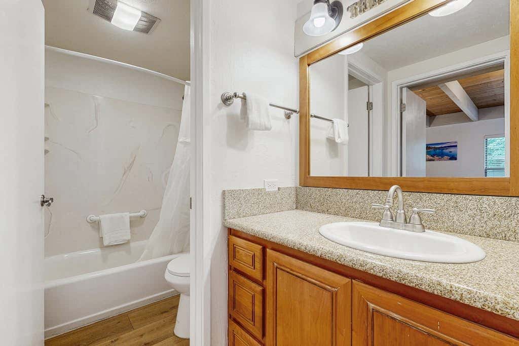 Blissful townhome with gorgeous views of the lake and relaxing amenities