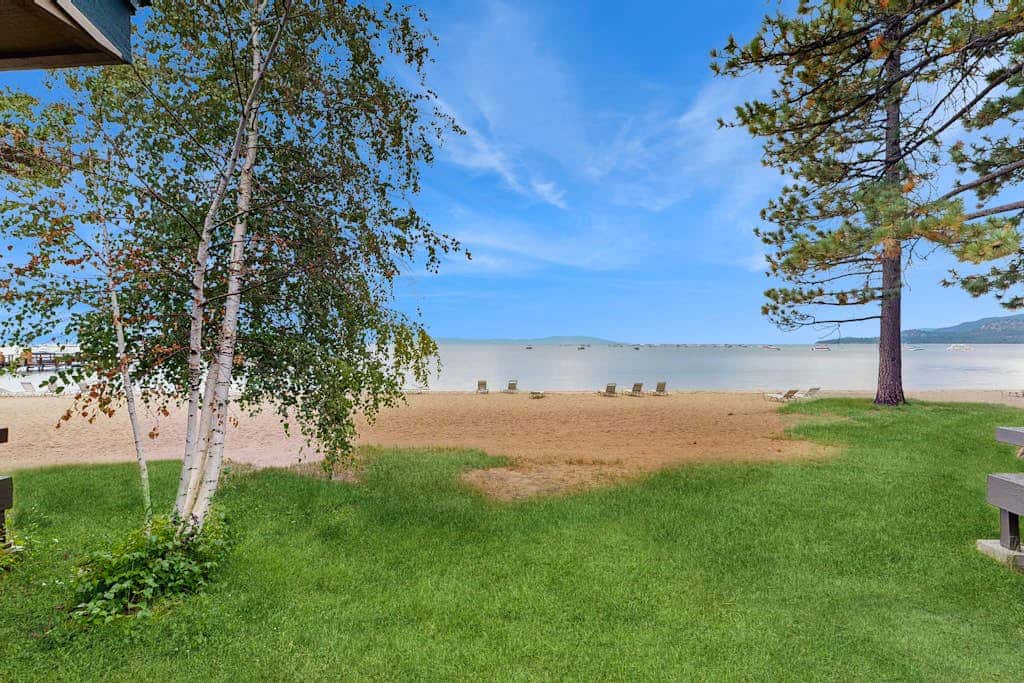 Blissful townhome with gorgeous views of the lake and relaxing amenities