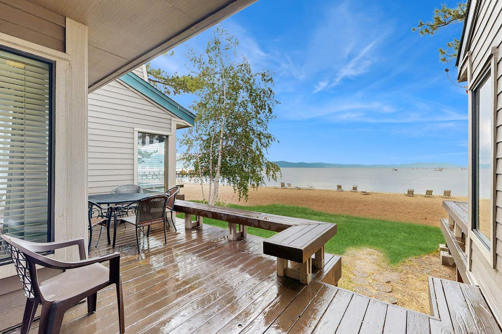 Blissful townhome with gorgeous views of the lake and relaxing amenities