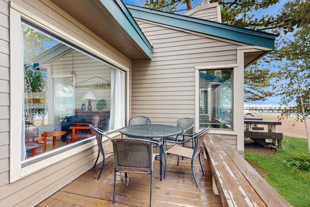 Blissful townhome with gorgeous views of the lake and relaxing amenities