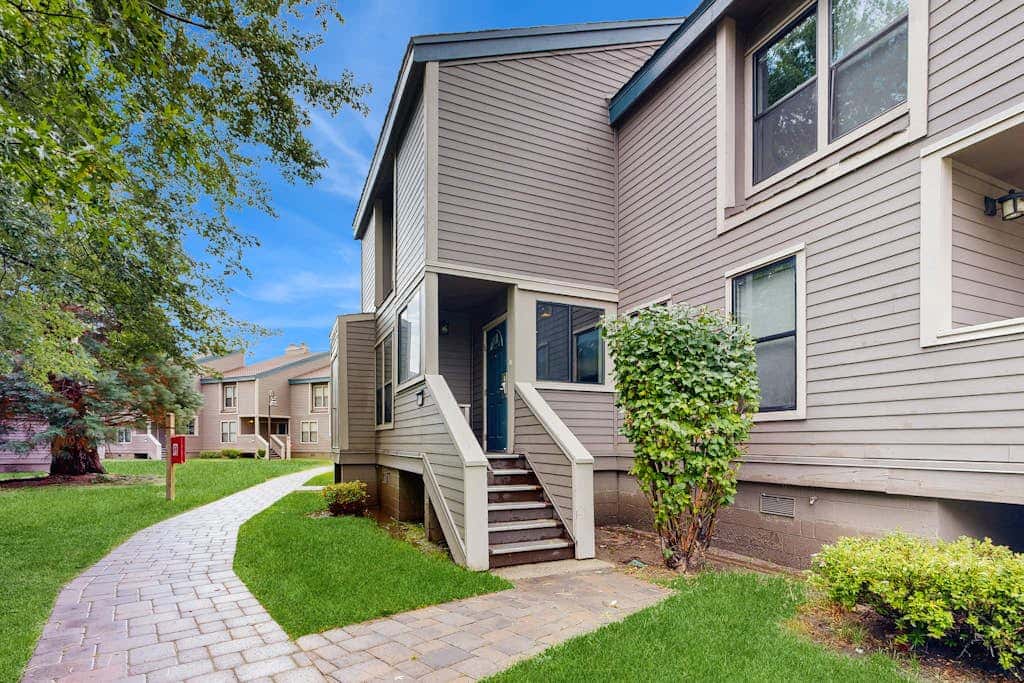 Blissful townhome with gorgeous views of the lake and relaxing amenities