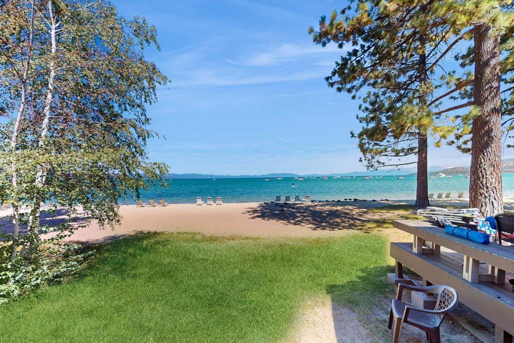 Blissful townhome with gorgeous views of the lake and relaxing amenities