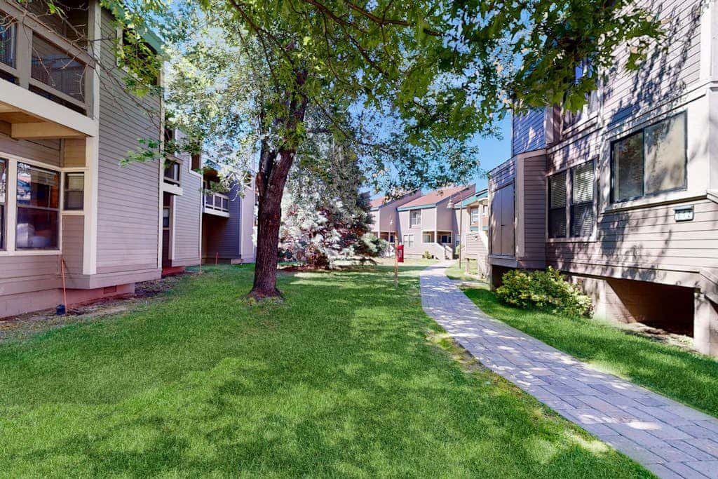 Blissful townhome with gorgeous views of the lake and relaxing amenities