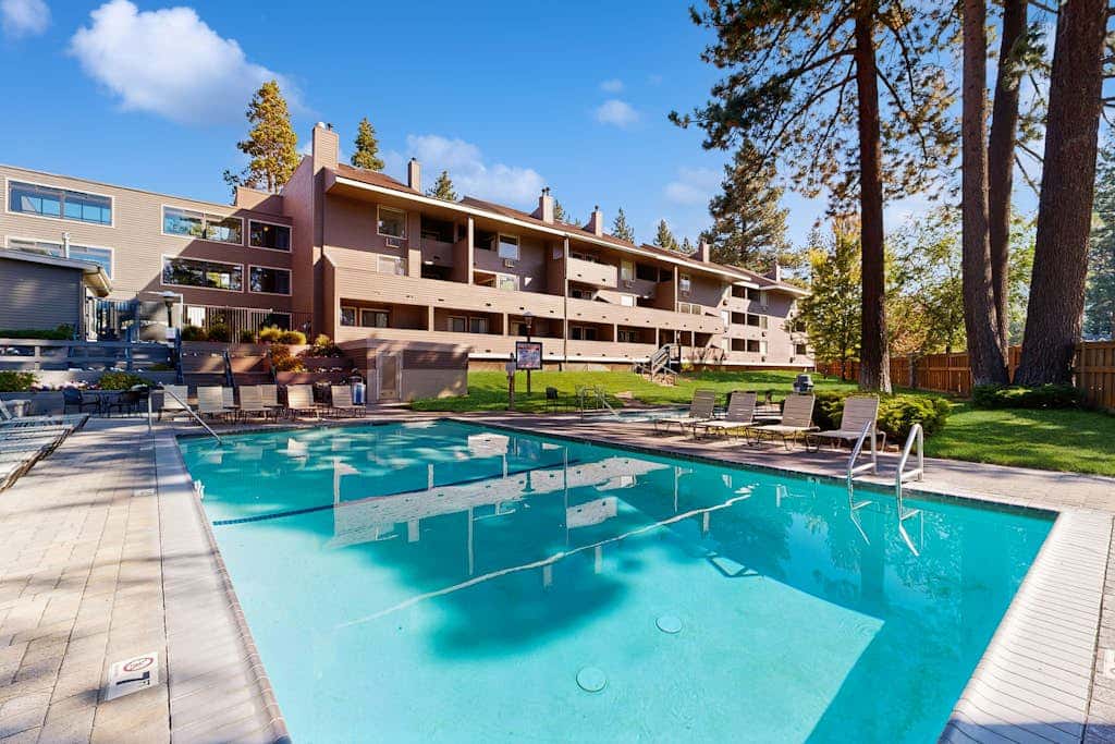 Blissful townhome with gorgeous views of the lake and relaxing amenities