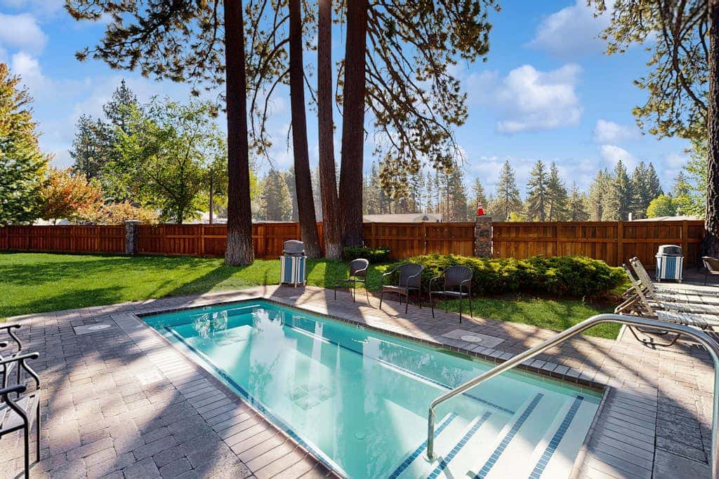 Blissful townhome with gorgeous views of the lake and relaxing amenities