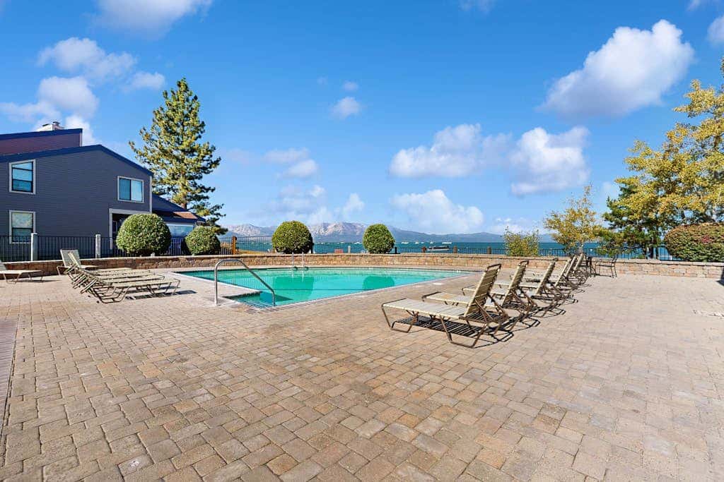 Blissful townhome with gorgeous views of the lake and relaxing amenities