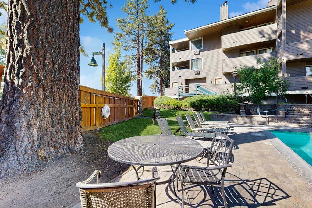 Blissful townhome with gorgeous views of the lake and relaxing amenities