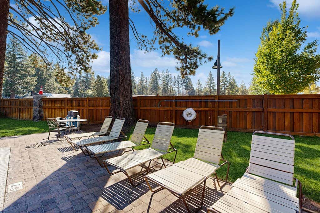 Blissful townhome with gorgeous views of the lake and relaxing amenities