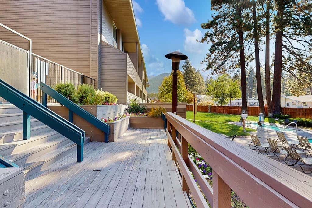 Blissful townhome with gorgeous views of the lake and relaxing amenities