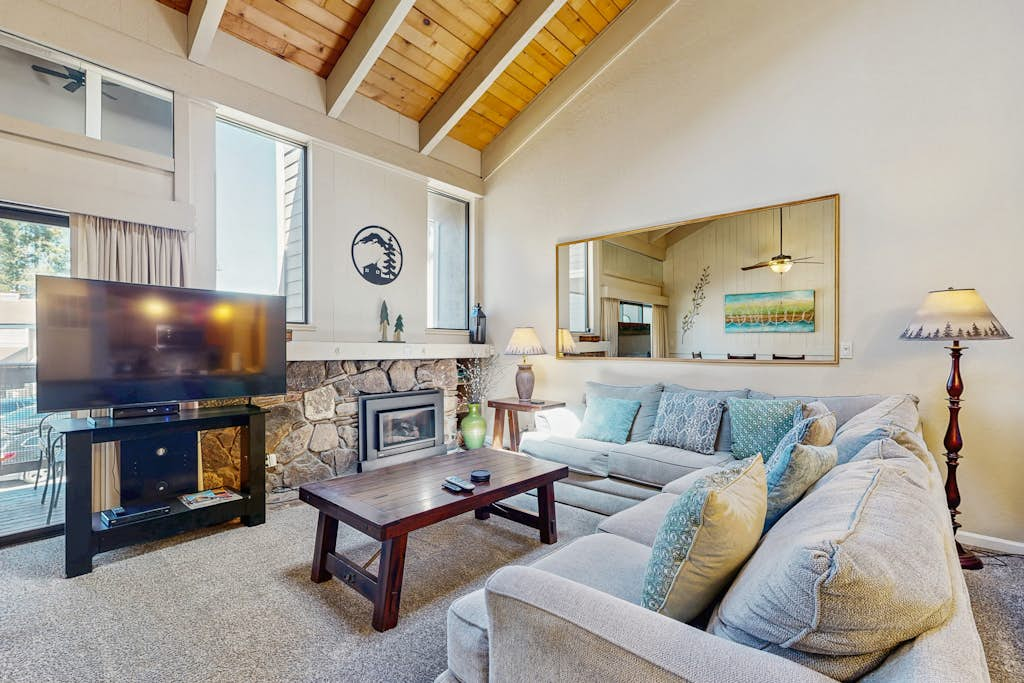 Lake View - 4 Bedroom 3 Bath with Loft Townhome