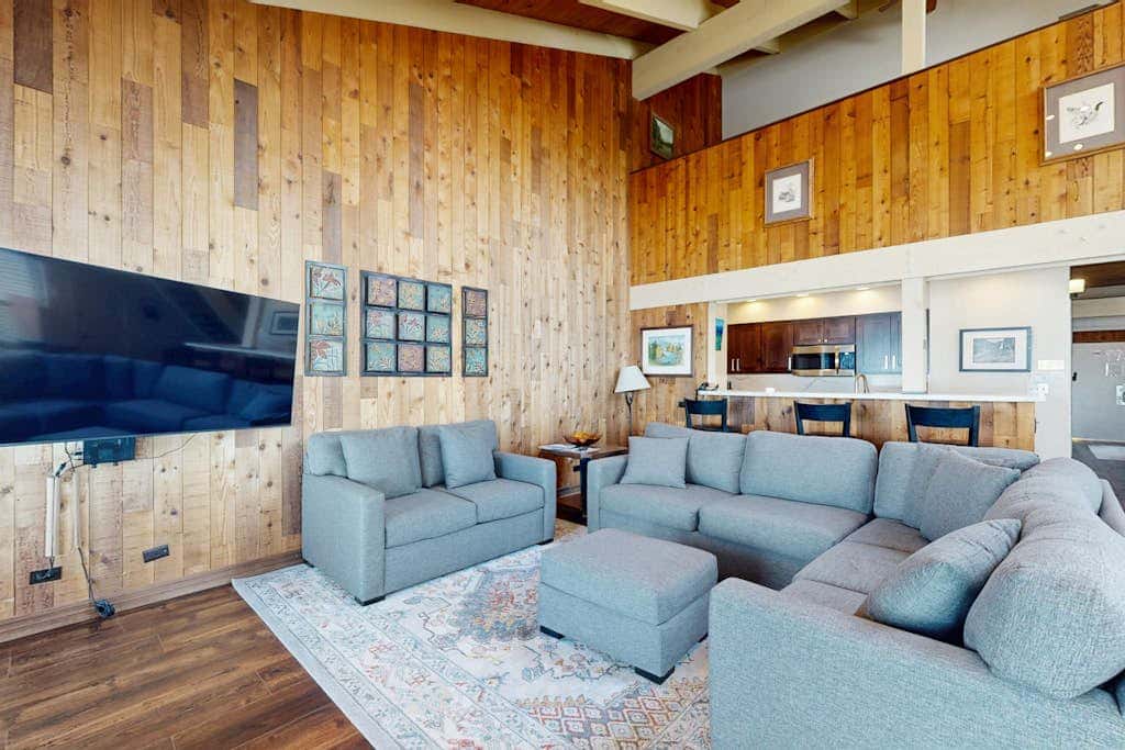 Waterfront townhome with picturesque lake views and a plethora of fun amenities