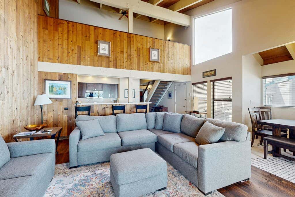 Waterfront townhome with picturesque lake views and a plethora of fun amenities