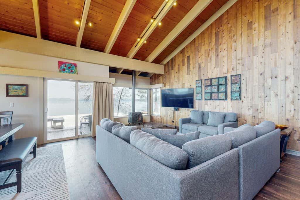 Waterfront townhome with picturesque lake views and a plethora of fun amenities