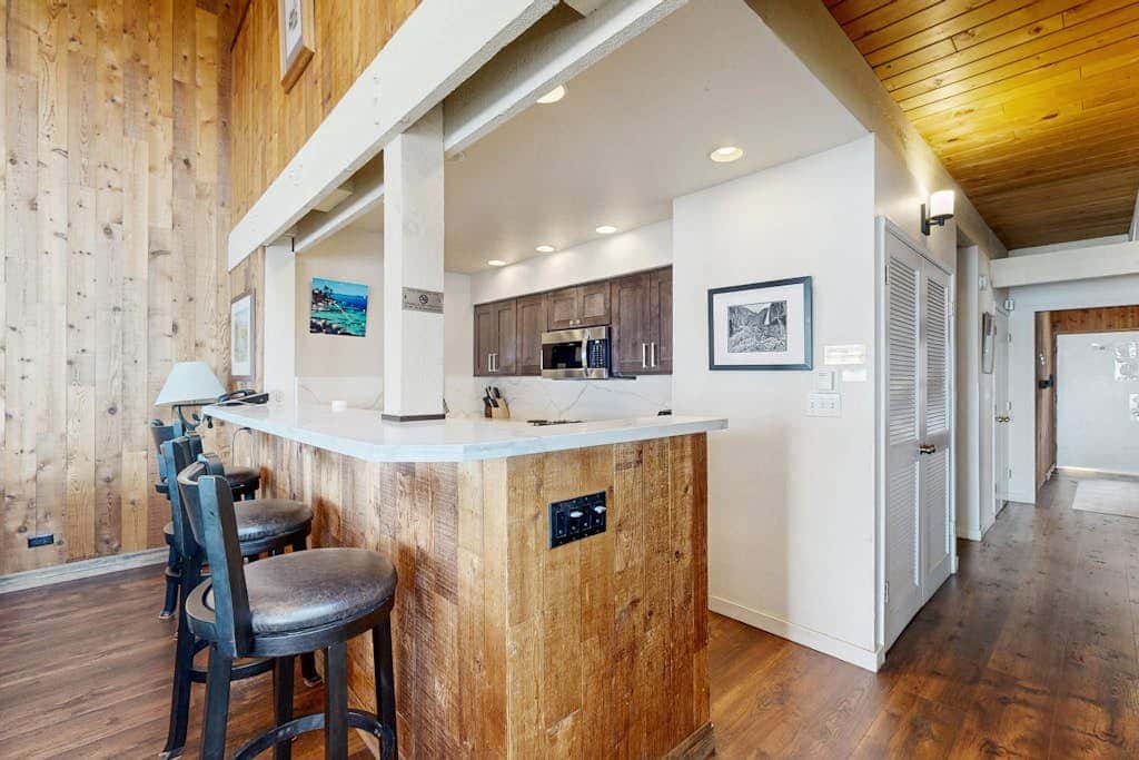Waterfront townhome with picturesque lake views and a plethora of fun amenities