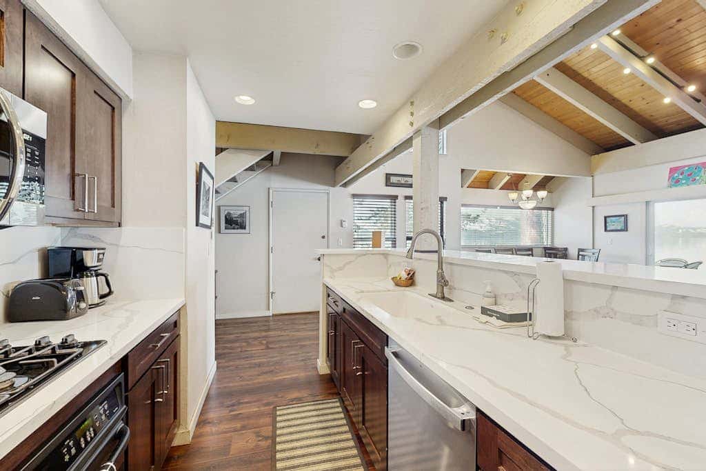 Waterfront townhome with picturesque lake views and a plethora of fun amenities
