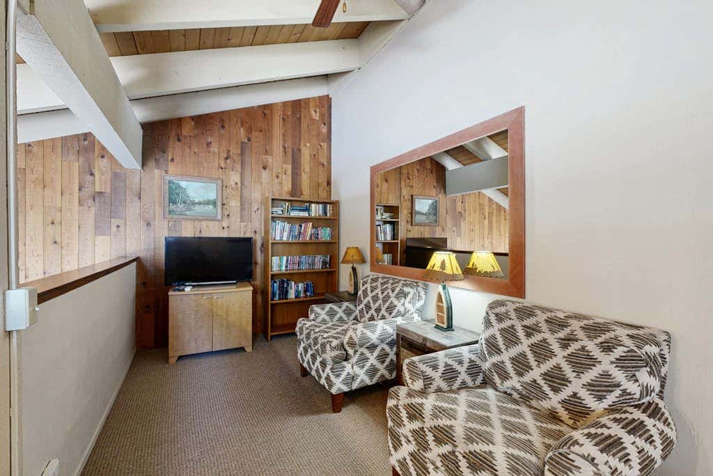 Waterfront townhome with picturesque lake views and a plethora of fun amenities