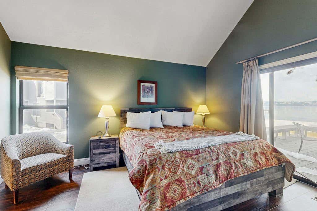 Waterfront townhome with picturesque lake views and a plethora of fun amenities
