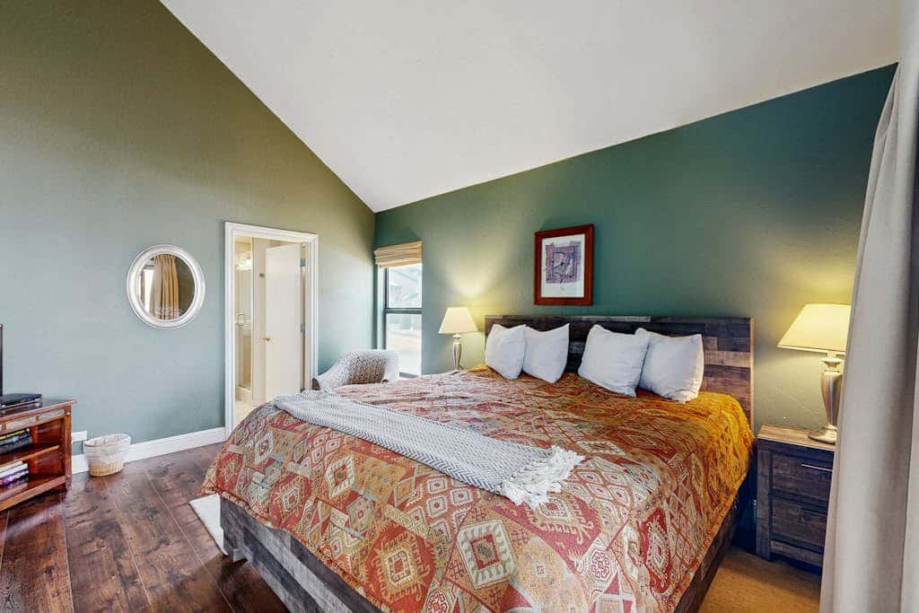Waterfront townhome with picturesque lake views and a plethora of fun amenities
