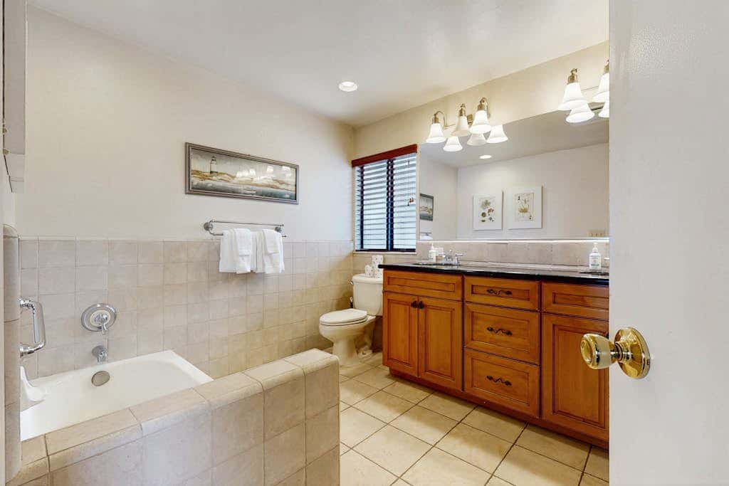 Waterfront townhome with picturesque lake views and a plethora of fun amenities